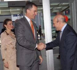 Sus Altezas Reales los Príncipes de Asturias reciben el saludo del ministro de Eduación, Cultura y Deporte, José Ignacio Wert, a su llegada a ARCOmadr